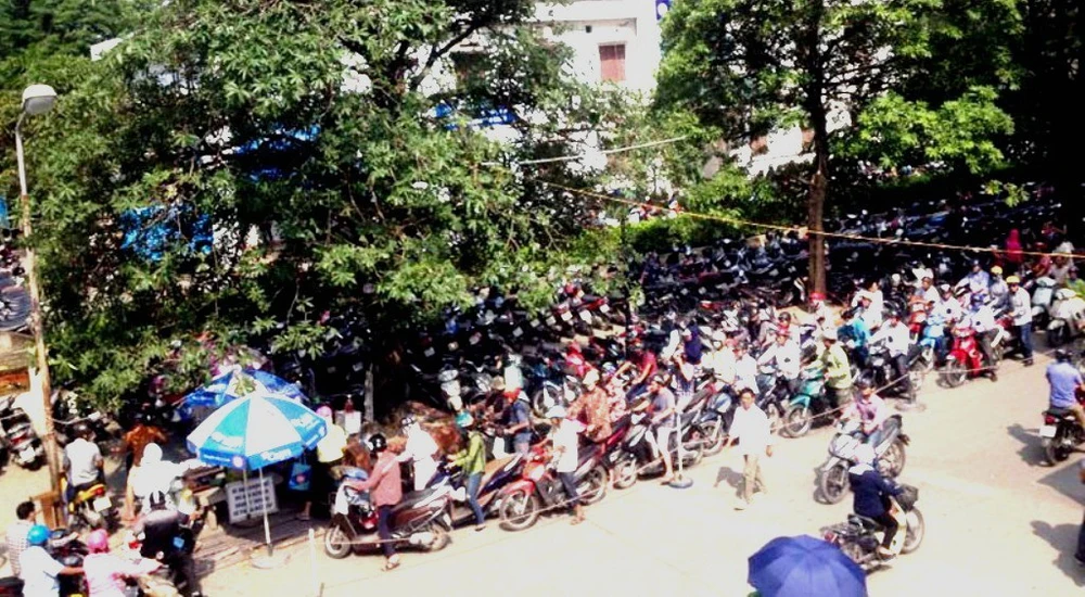 Dân khốn khổ tìm chỗ giữ xe khi tới Bệnh viện Bạch Mai